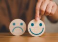 Dışarıdan mutlu görünürken içten içe tükenmek: ‘Gülümseyen depresyon’ nedir, belirtileri neler?