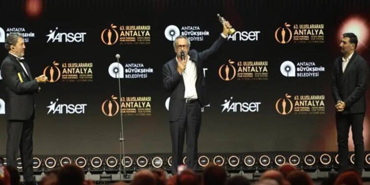 Altın Portakal Film Festivali’nde bu sözler yankılandı: ‘Başta Murat Ağırel olmak üzere basın emekçilerine!’