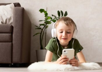Erken yaşta ekrana maruz kalmanın gizli tehlikesi: 12 yaşında akıllı telefon sahibi olmak tıkınırcasına yemeyi tetikliyor