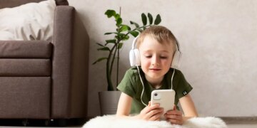 Erken yaşta ekrana maruz kalmanın gizli tehlikesi: 12 yaşında akıllı telefon sahibi olmak tıkınırcasına yemeyi tetikliyor