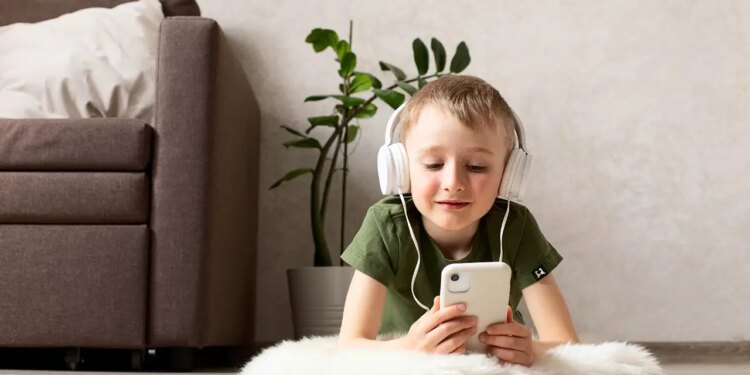 Erken yaşta ekrana maruz kalmanın gizli tehlikesi: 12 yaşında akıllı telefon sahibi olmak tıkınırcasına yemeyi tetikliyor
