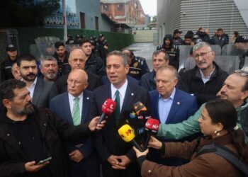 Halk TV önünde karartma ve sansüre karşı mücadele çağrısı