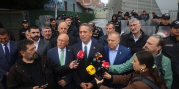 Halk TV önünde karartma ve sansüre karşı mücadele çağrısı