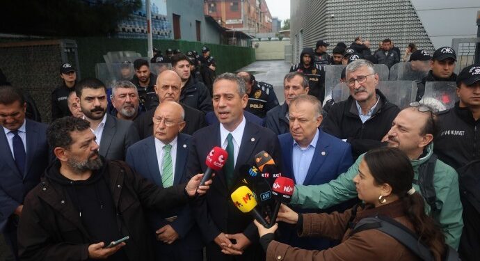 Halk TV önünde karartma ve sansüre karşı mücadele çağrısı