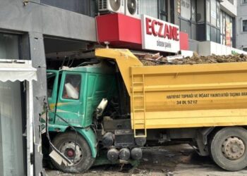 Wan ve İstanbul’da trafik kazası: 1’i ağır 18 yaralı