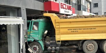Wan ve İstanbul’da trafik kazası: 1’i ağır 18 yaralı