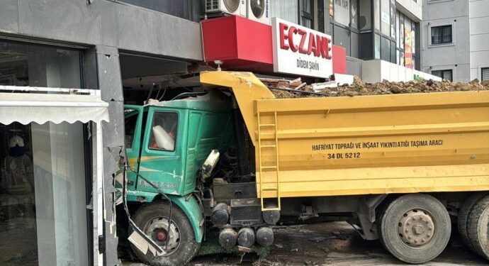 Wan ve İstanbul’da trafik kazası: 1’i ağır 18 yaralı