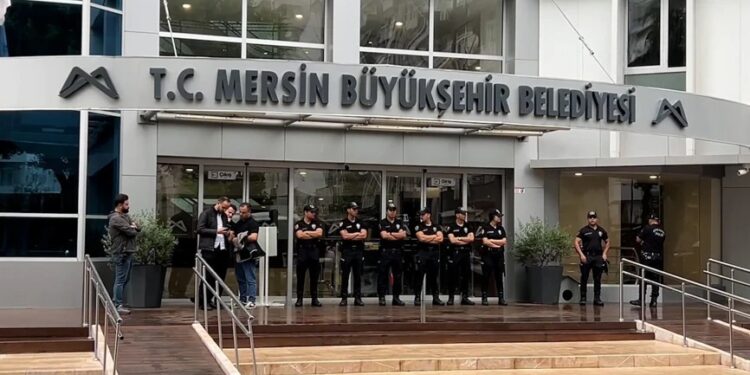 Mersin ve Eyüpsultan belediyeleri soruşturması: Toplam 29 kişi tutuklandı