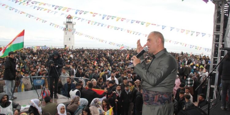 Newroz’da saygı duruşu suç sayıldı: 11 kişiye 10’ar ay hapis cezası