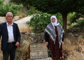 Anne-baba yıllar sonra çocuklarının mezarının başında: Onlar yıktı biz yeniden inşa edeceğiz