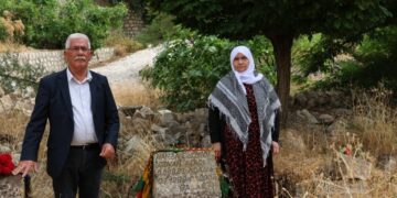Anne-baba yıllar sonra çocuklarının mezarının başında: Onlar yıktı biz yeniden inşa edeceğiz