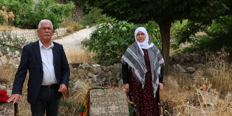 Anne-baba yıllar sonra çocuklarının mezarının başında: Onlar yıktı biz yeniden inşa edeceğiz