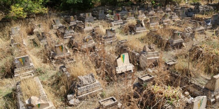 29 yıl sonra kardeşinin mezarını buldu: Herkes el ele vererek bu mezarlığı yeniden inşa etmeli
