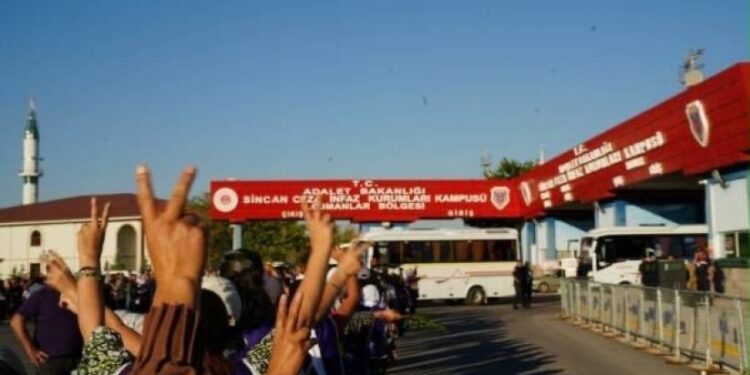 Sincan’da tahliyesi engellenen tutsaklar için nöbet