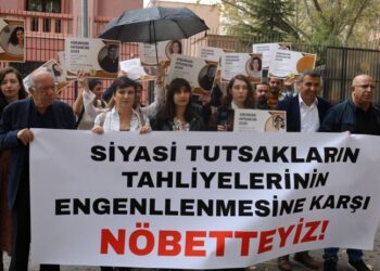 Nuriye ve Devrim için Adalet Bakanlığı önünde çağrı: Görevinizi yapın, hukuksuzluğa göz yummayın