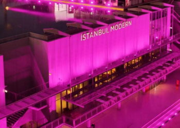 İstanbul Modern pembe ışığa büründü