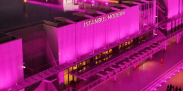 İstanbul Modern pembe ışığa büründü
