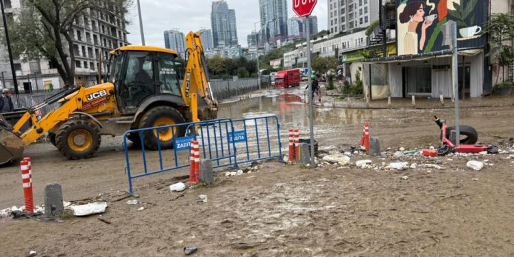 İstanbul’da selin ardından temizlik çalışmaları sürüyor