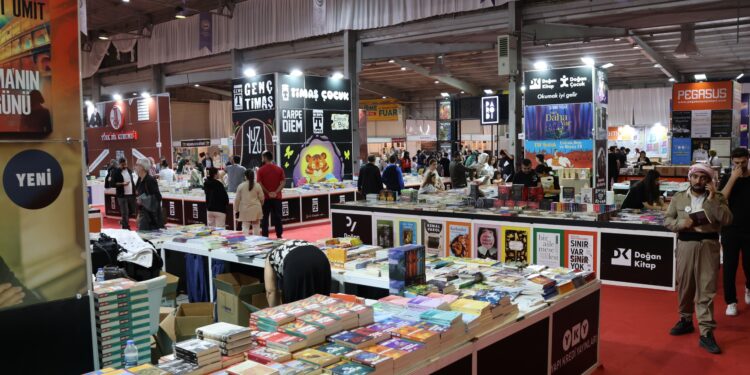 Amed Kitap Fuarı imza etkinlikleriyle sona erdi