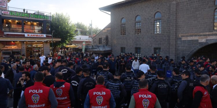 Diyarbakır Şehir Hastanesi şantiye işçilerinin eylemi sürüyor