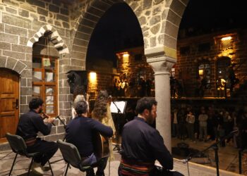Amed’de, Hozan Mîzgîn ile Hozan Serhad ezgilerle anıldı