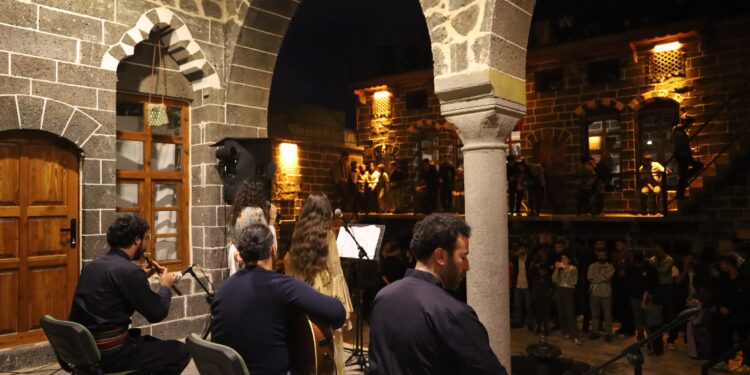 Amed’de, Hozan Mîzgîn ile Hozan Serhad ezgilerle anıldı