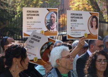 Kadın tutsakların tahliye engelleri Bakanlık önünde protesto edildi