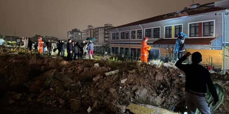 Antalya’da hortum: 4 işçi hayatını kaybetti, 1 işçi yaralandı