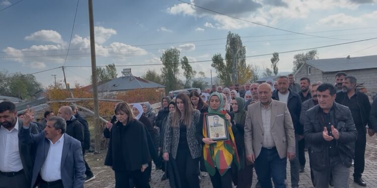 Aykut Özmen için kurulan taziye kitlesel ziyaret