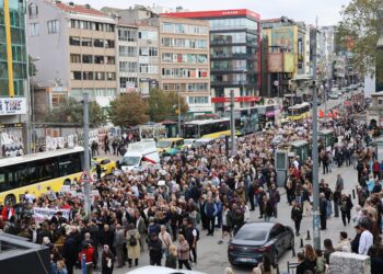 Sansüre ve baskıya karşı 10 kentte eylem: Tutuklu gazetecilerin mesajları okundu