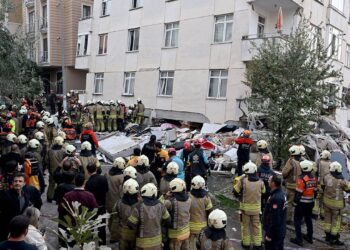 İstanbul’da 7 katlı binanın 3 katı çöktü