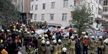 İstanbul’da 7 katlı binanın 3 katı çöktü
