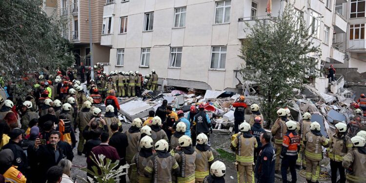 İstanbul’da 7 katlı binanın 3 katı çöktü
