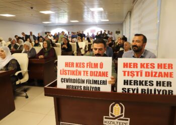 Belediye meclis toplantısında ihraç edilen Zeyni İpek’in istifası istendi