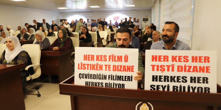 Belediye meclis toplantısında ihraç edilen Zeyni İpek’in istifası istendi