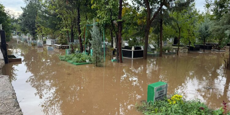 Amed’de birçok yer sular altında kaldı