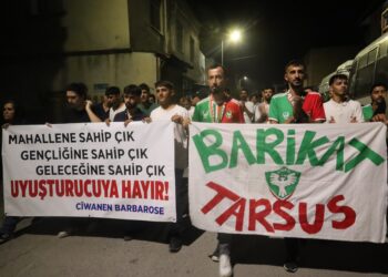 Tarsus’ta gençler madde bağımlılığına karşı yürüdü
