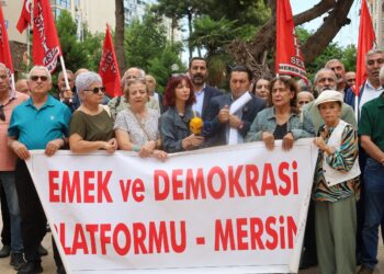 Basına yönelik baskılar üç kentte protesto edildi