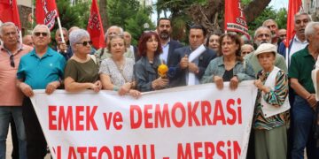 Basına yönelik baskılar üç kentte protesto edildi