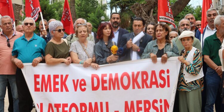 Basına yönelik baskılar üç kentte protesto edildi