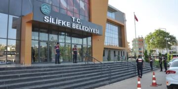 Silifke Belediyesi’ne operasyon: 7 gözaltı