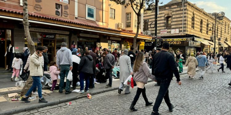Sûr’da seyyar satıcı tartışması: Yaya geçişini engelleyen işgallere son verilecek