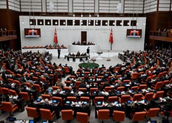Meclis yeni yasama yılı başladı: YENİ Parti Genel Kurulu terk etti