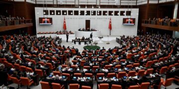 Meclis yeni yasama yılı başladı: YENİ Parti Genel Kurulu terk etti