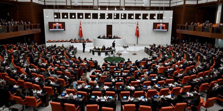 Meclis yeni yasama yılı başladı: YENİ Parti Genel Kurulu terk etti