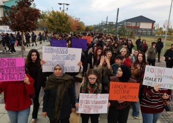 Yüzüncü Yıl öğrencilerinden Rojin Kabaiş eylemi: Gerçekler açığa çıkarılsın
